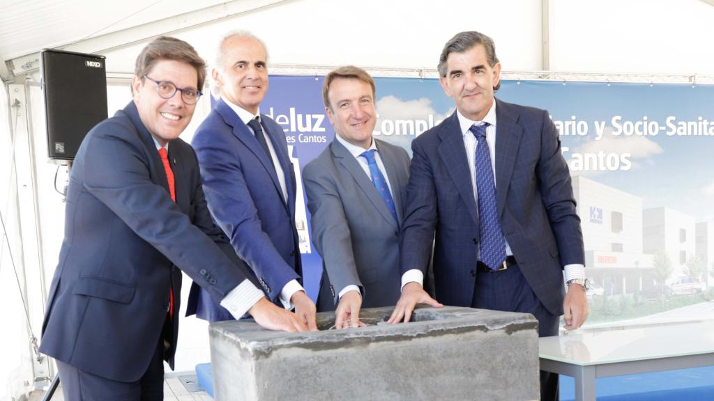 Jaime González, CEO de Valdeluz Mayores; Enrique Ruiz Escudero, consejero de Sanidad de Madrid; Jesús Moreno, alcalde de Tres Cantos, y Juan Abarca, presidente de HM Hospitales.