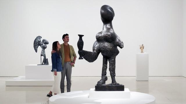 Dos visitantes contemplan la obra 'La dama oferente'.