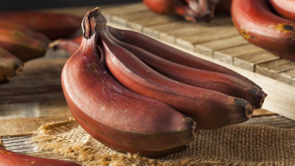 Plátano rojo, la fruta más popular y beneficiosa para la salud de las mujeres