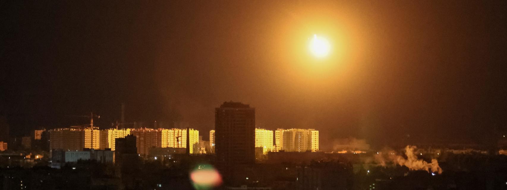 Explosión de un dron ruso sobre el cielo de Kiev, en la noche de este domingo.