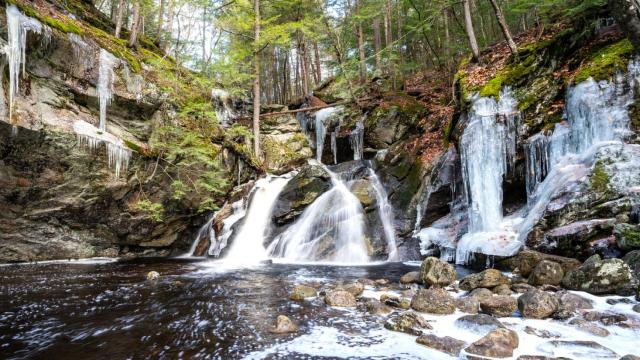 Esta ruta de senderismo en Madrid te llevará hasta una impresionante cascada