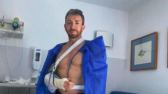 El presentador se habría roto el 90% de su tríceps durante una sesión de entrenamiento con Omar Montes