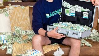 El YouTuber Mr Beast se hace una foto rodeado de dinero