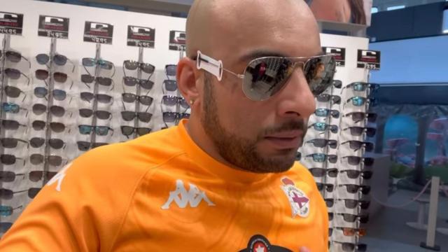 Borja Escalona roba unas gafas de sol.