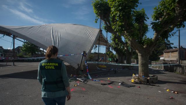 Un guardia civil en el recinto de las fiestas de la parroquia de San Miguel de Deiro.