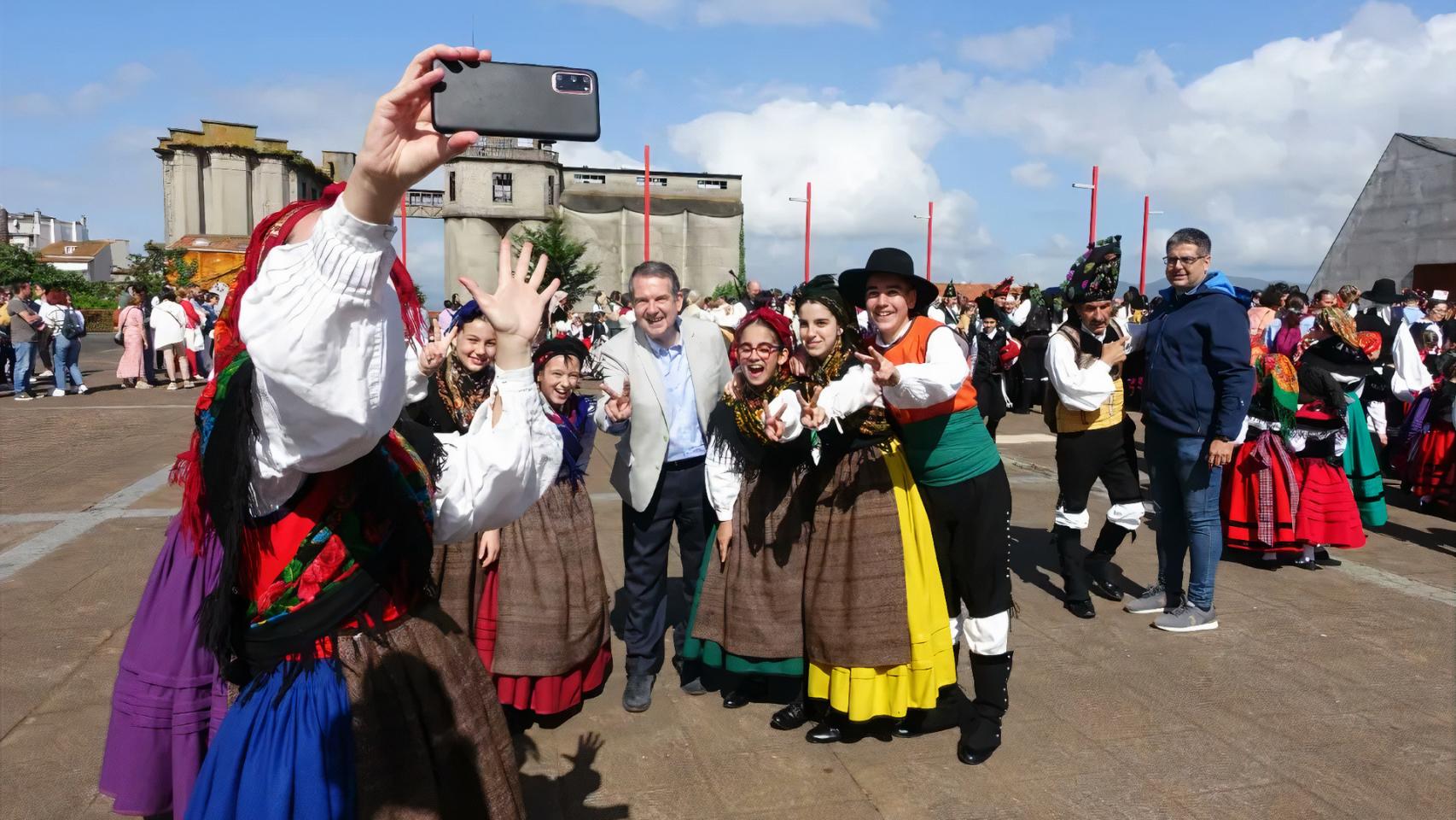 Abel Caballero junto a un grupo de bailarines de muiñeira.