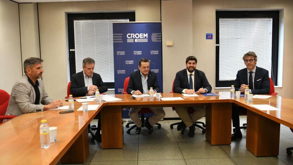 El presidente del Gobierno regional y candidato del PP en Murcia, reunido con representantes de la Croem.