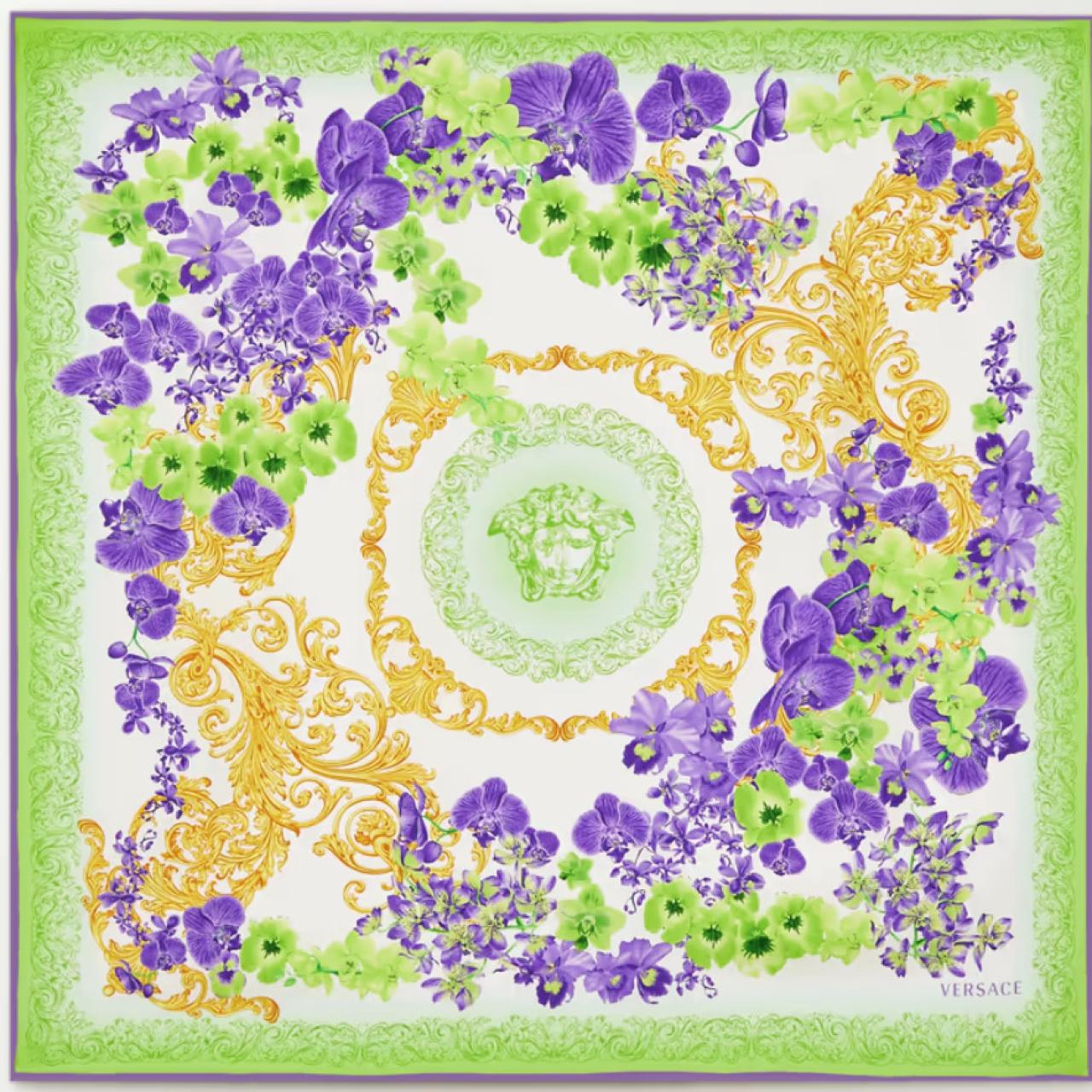Pañuelo de Versace.