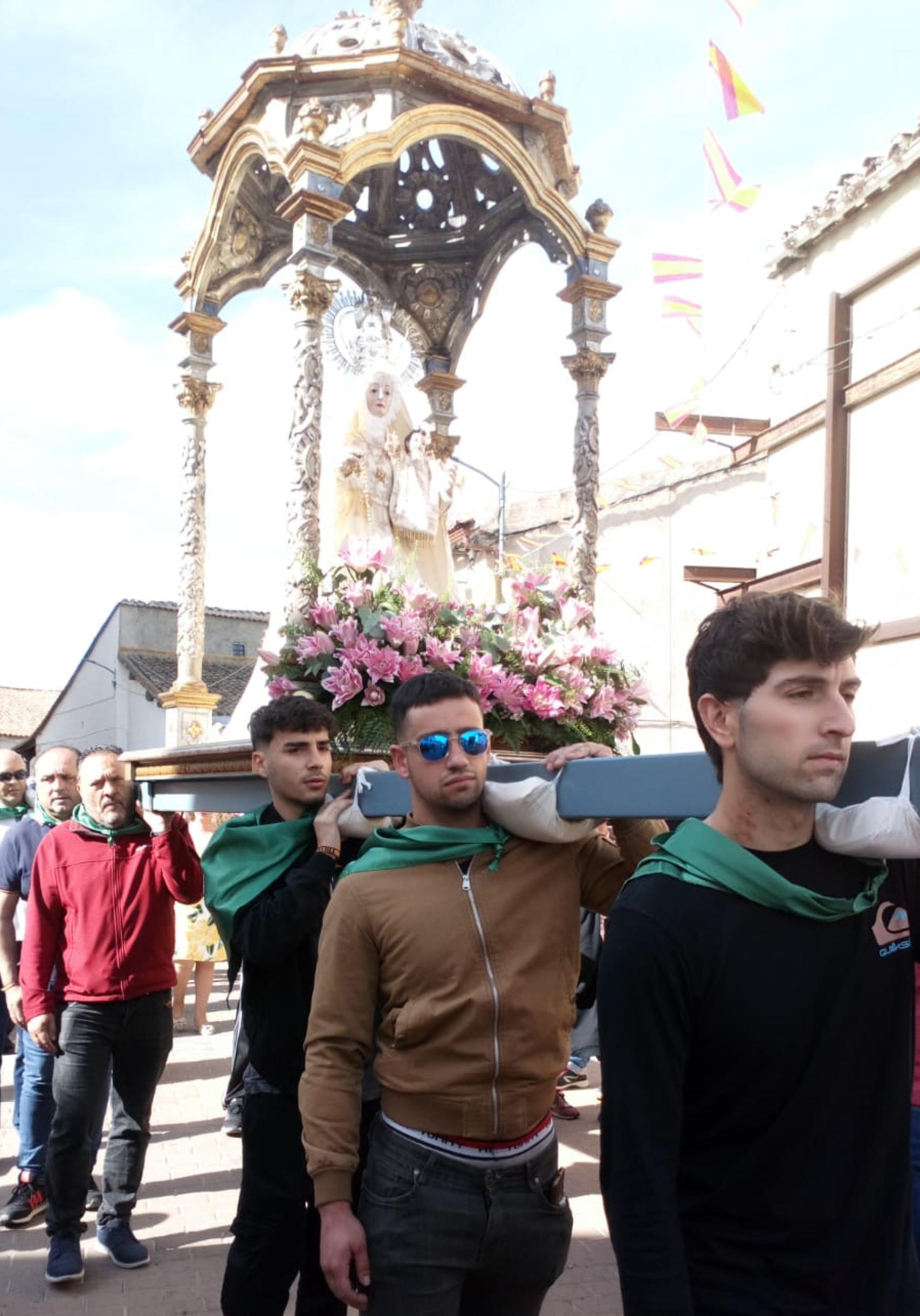 Salida de la Virgen del Rosario desde la iglesia de la Asunción en Morales del Vino
