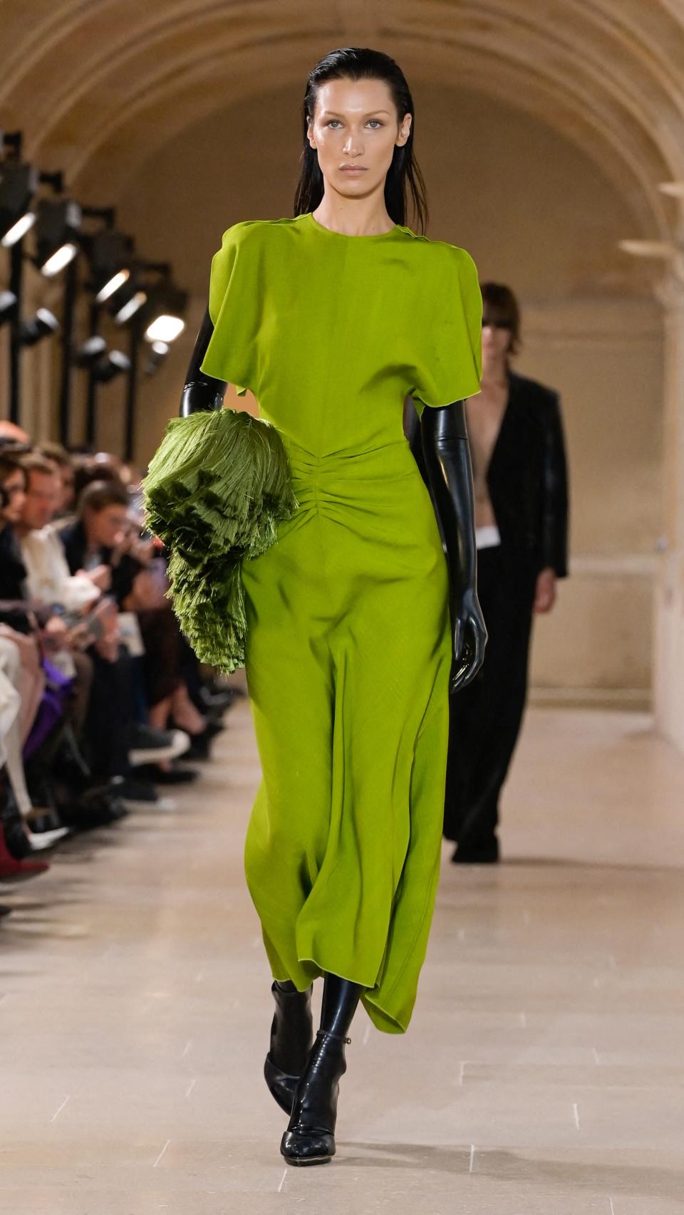 Bella Hadid en el desfile de París con el vestido de Victoria Beckham.