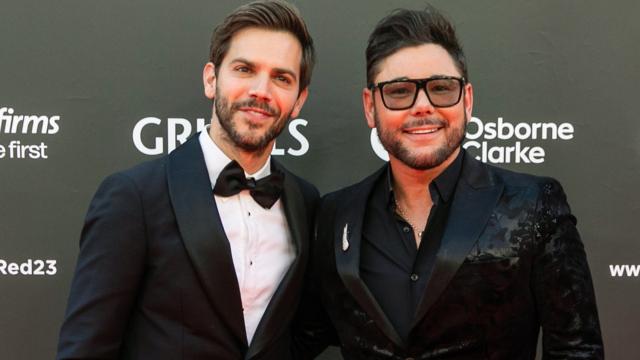 Miguel Poveda junto al actor Marc Clotet, hijo del doctor Bonaventura Clotet.