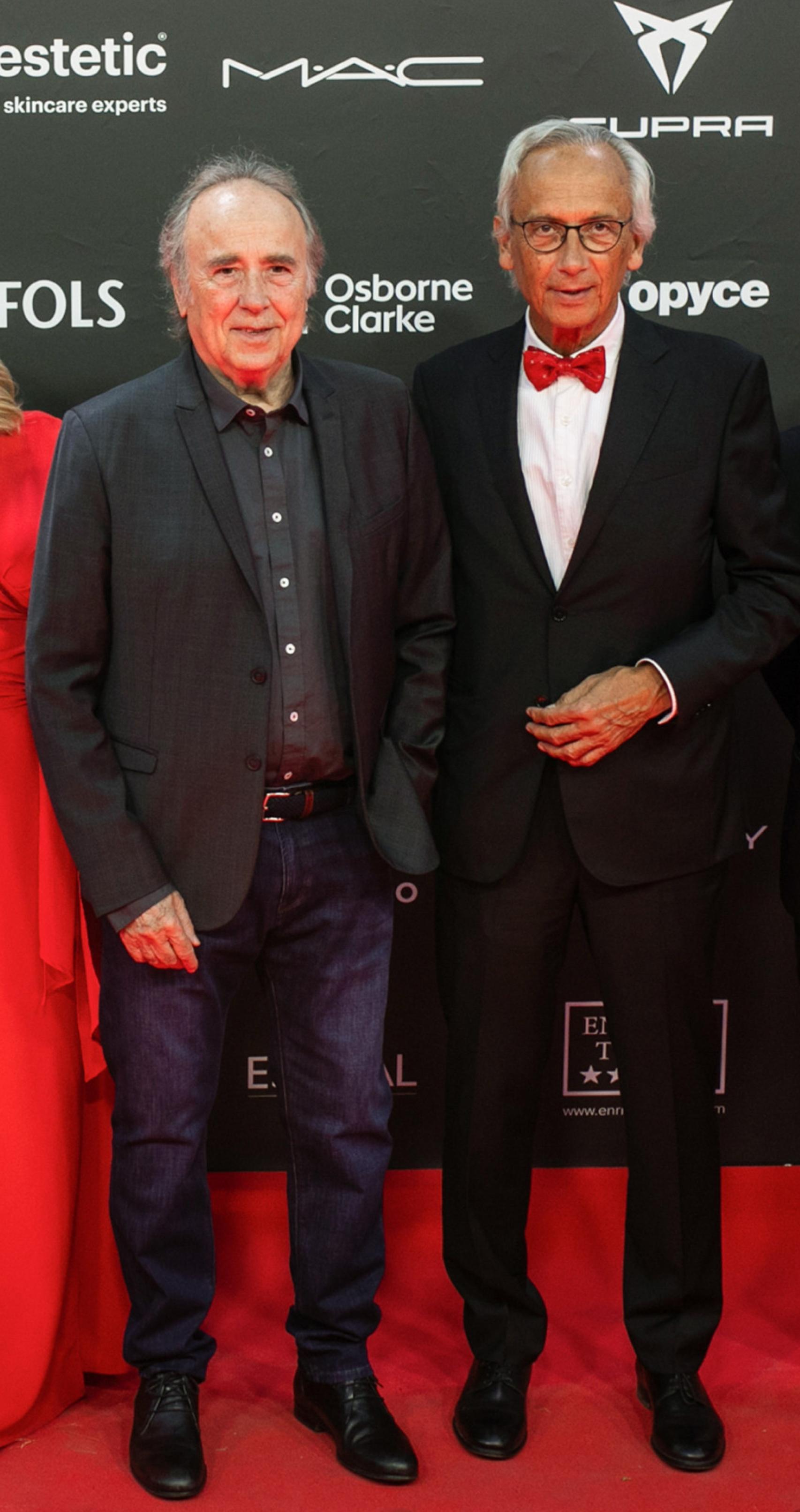 Serrat junto al doctor Clotet en la alfombra roja de la People in Red.
