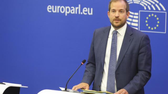 El presidente del comité Pegasus de la Eurocámara, Jeroen Lenaers, durante la rueda de prensa de este martes