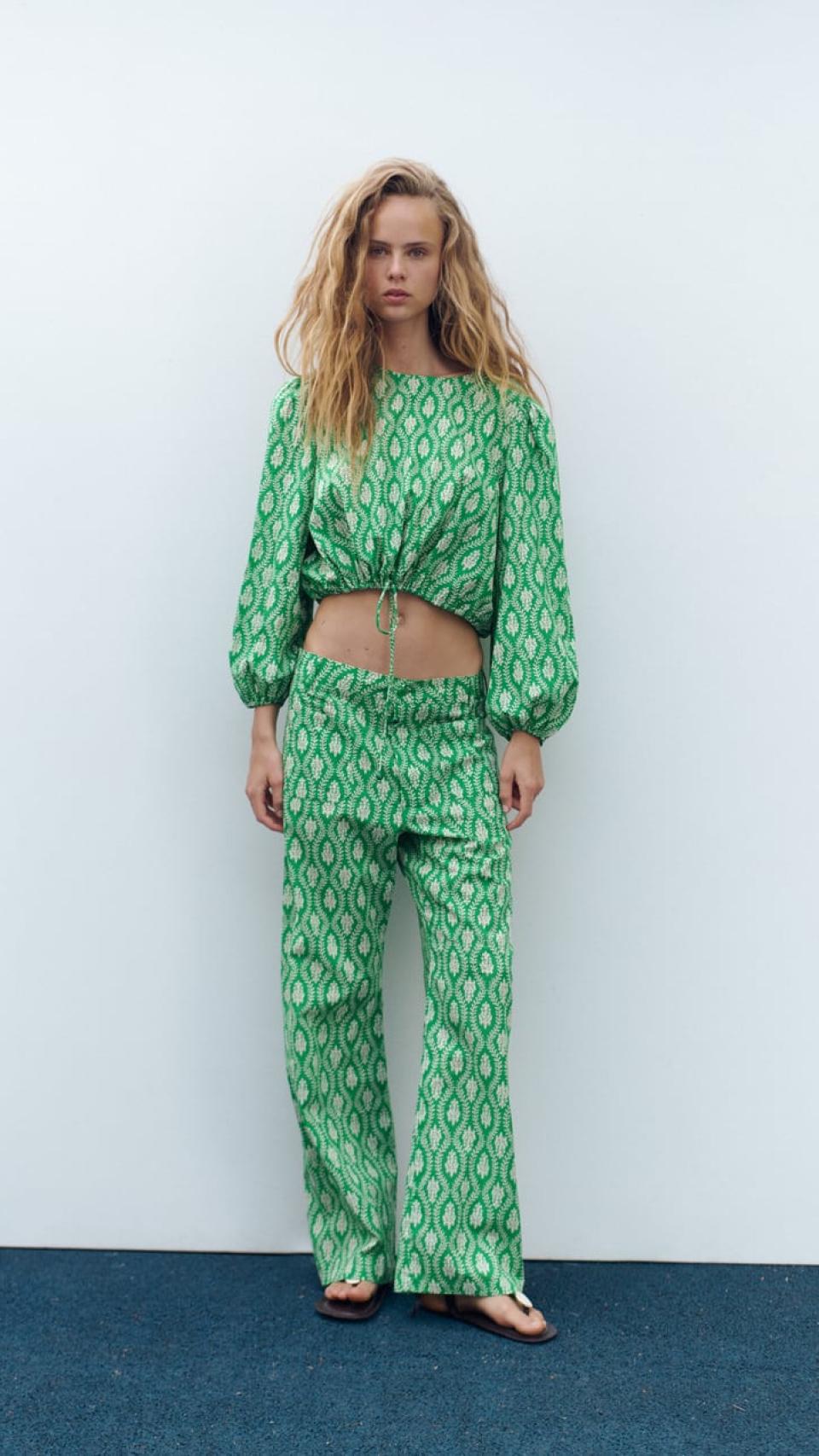 Top y pantalón estampado de Zara.