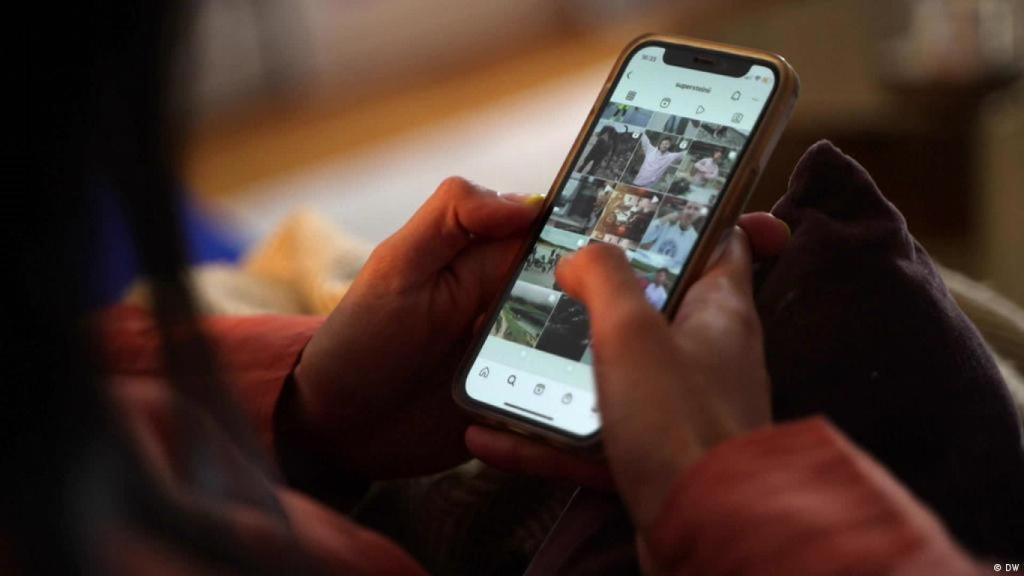 Una joven navegando por su cuenta de Instagram.