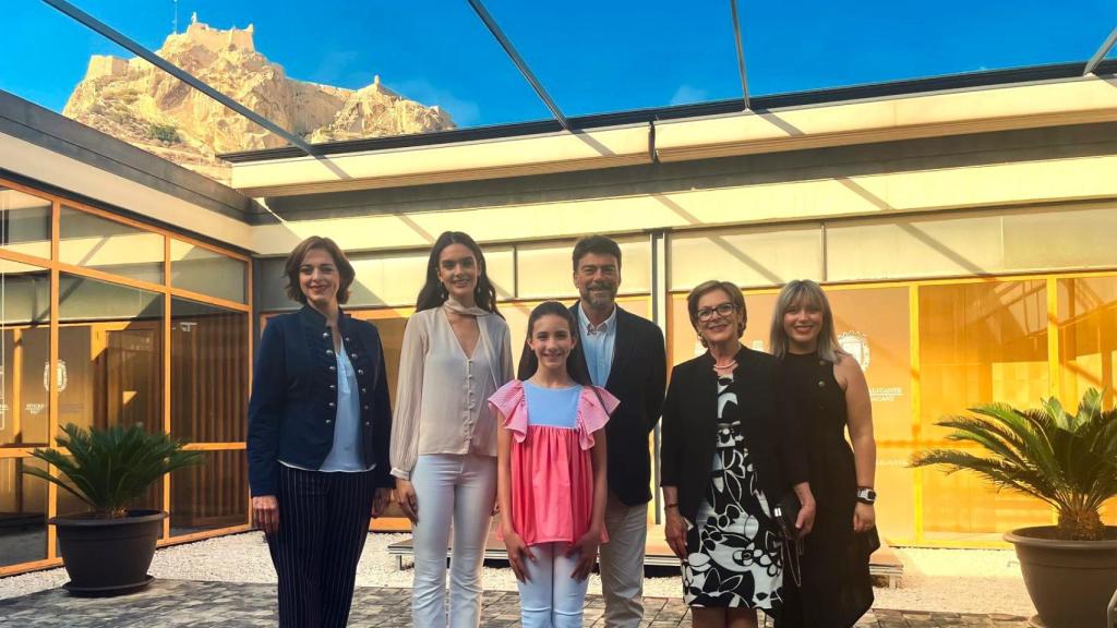 Encarnita Pascual, segunda por la derecha, hará el pregón de las Hogueras de Alicante.