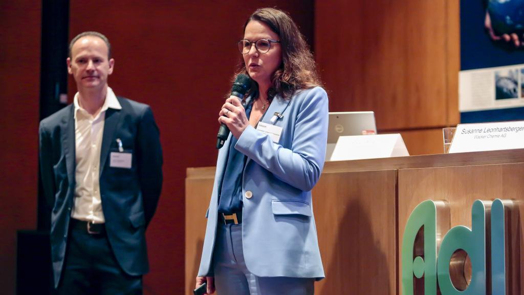 La directora de Wacker, Susanne Leonhartsberger, y el director, Jörg Lindemann, informando de la adquisición del accionariado de la empresa ADL BioPharma