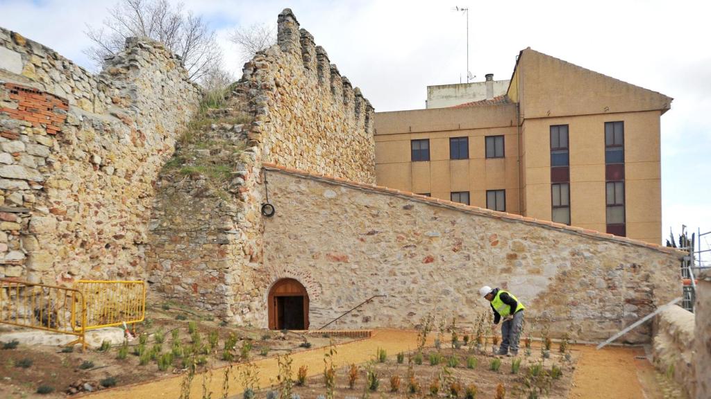 Entrada al Pozo de la Nieve de Salamanca junto a la muralla medieval