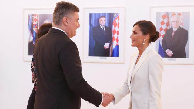 La reina Letizia saluda al presidente de Croacia.