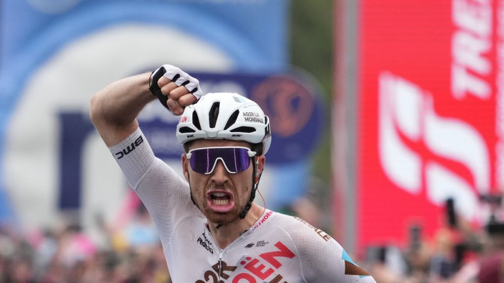 Paret-Peintre celebra su victoria en la cuarta etapa del Giro de Italia.