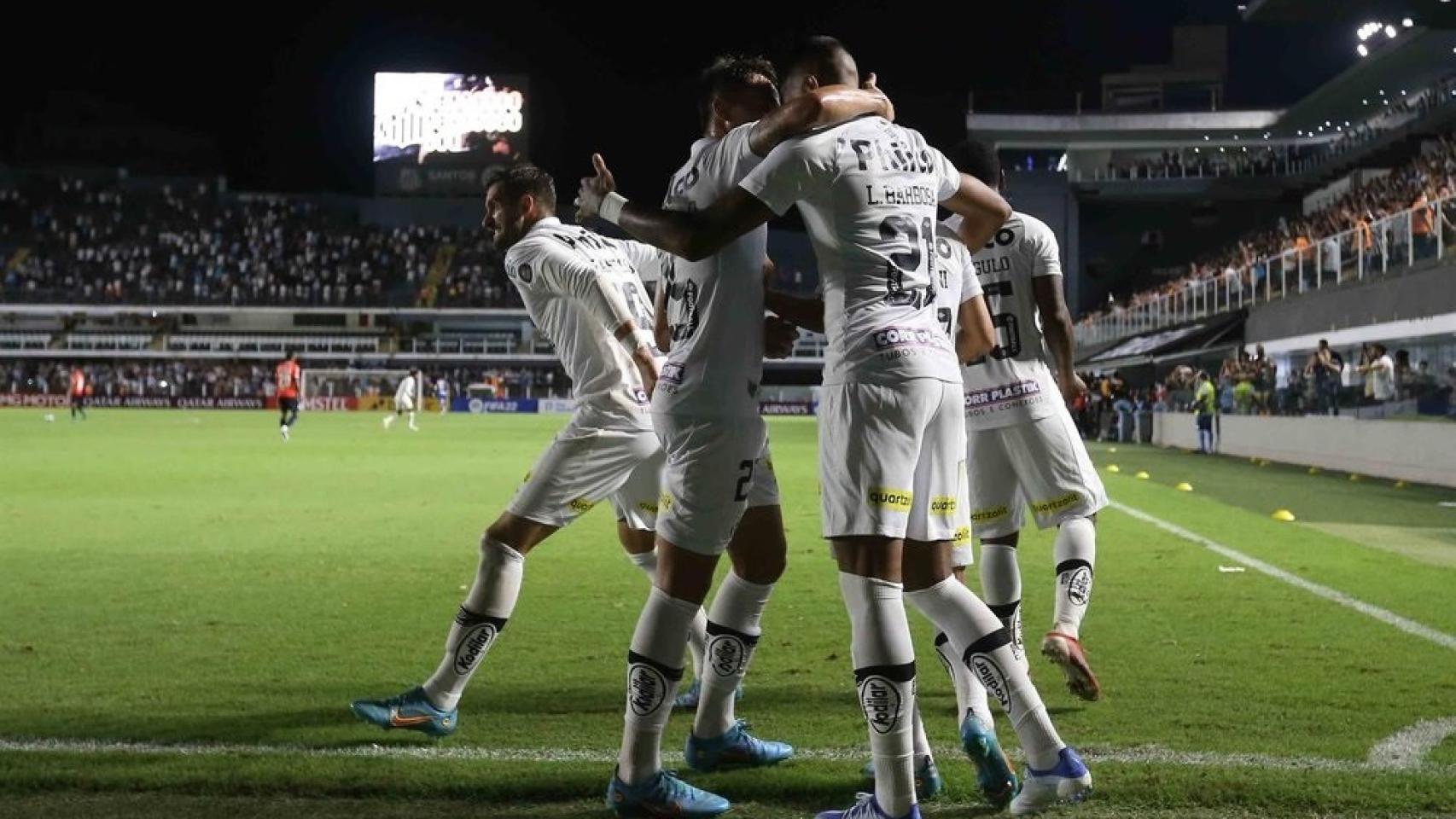Varios jugadores del Santos se abrazan para celebrar un gol.