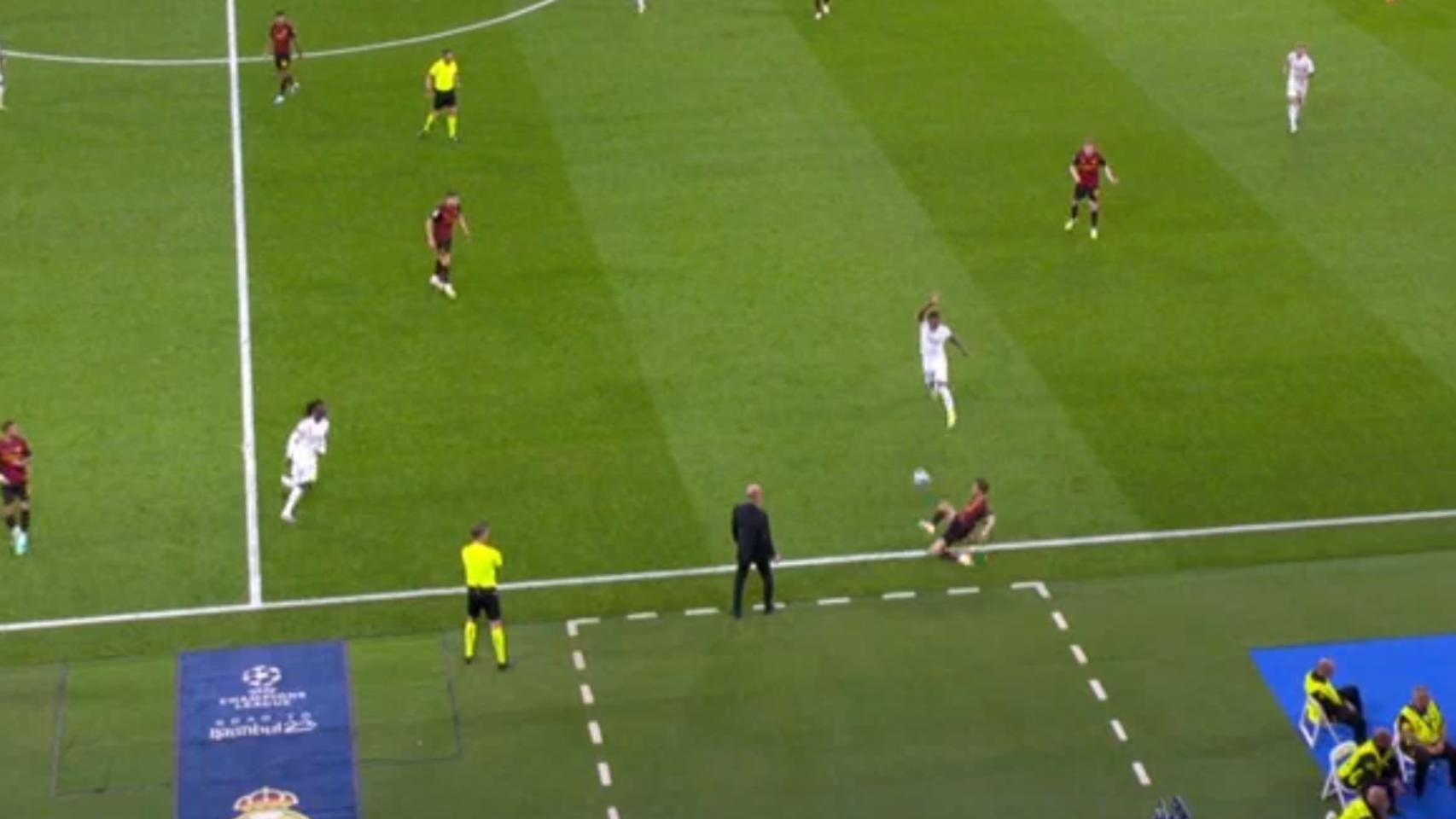 Posible salida del balón antes del gol del City