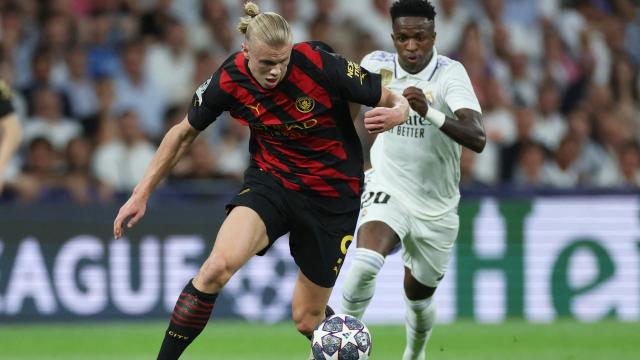 Haaland y Vinicius, luchando por la posesión