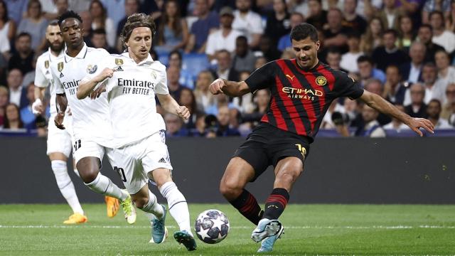 Luka Modric y Rodri Hernández, en acción durante el Real Madrid - Manchester City de la Champions League 2022/2023