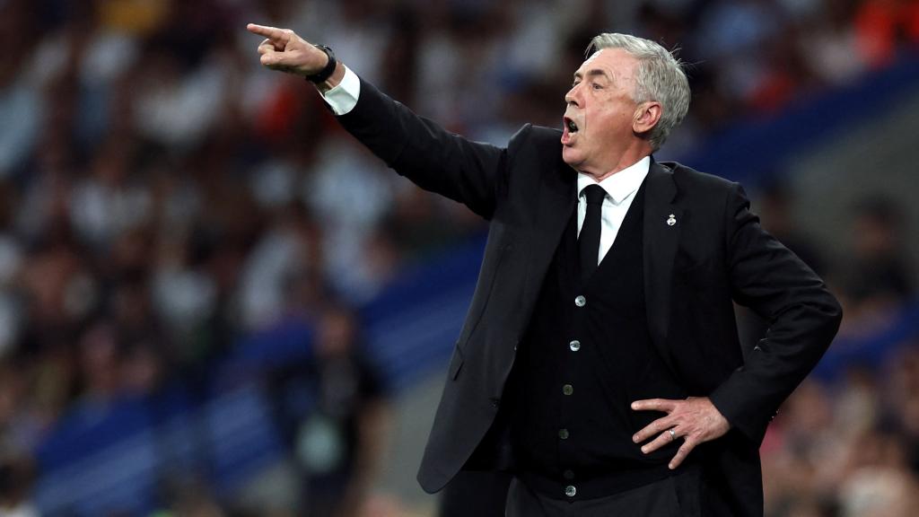 Carlo Ancelotti, dando indicaciones a los futbolistas del Real Madrid