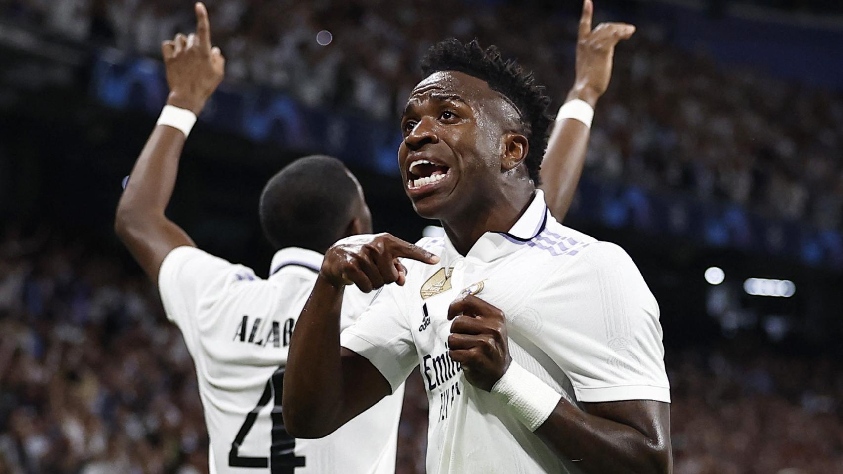 Vinicius Júnior, señalándose el escudo del Real Madrid tras marcar