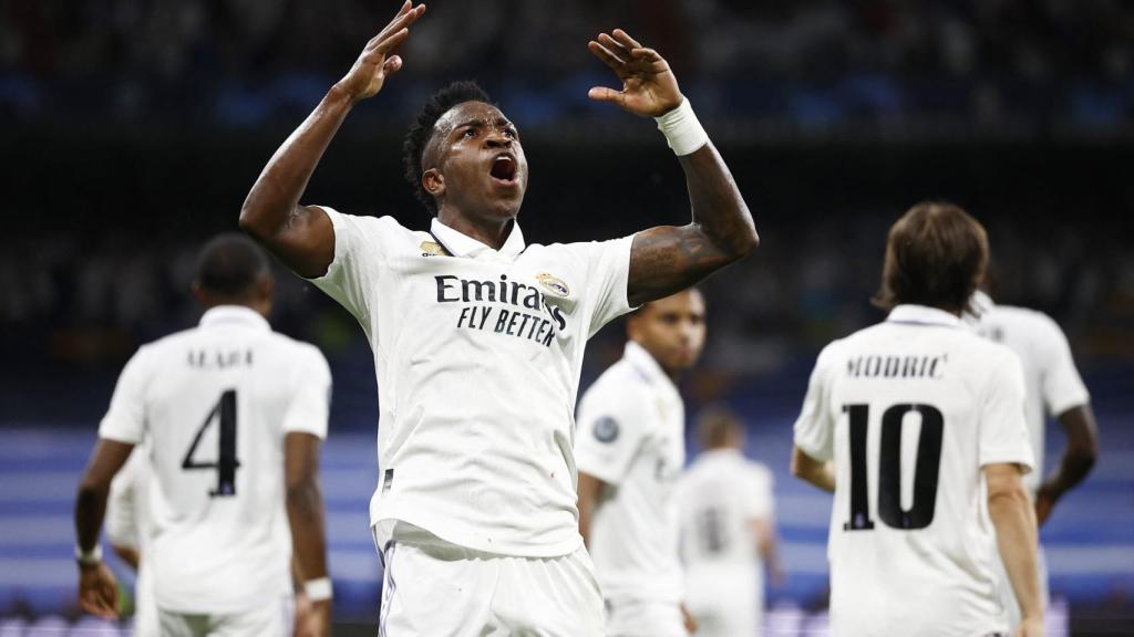 Vinicius Júnior, levantando a la grada del Santiago Bernabéu