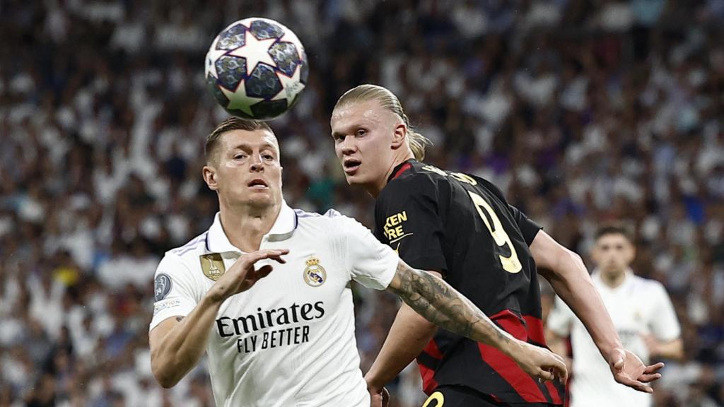 Toni Kroos, llevándose el balón ante la mirada de Haaland