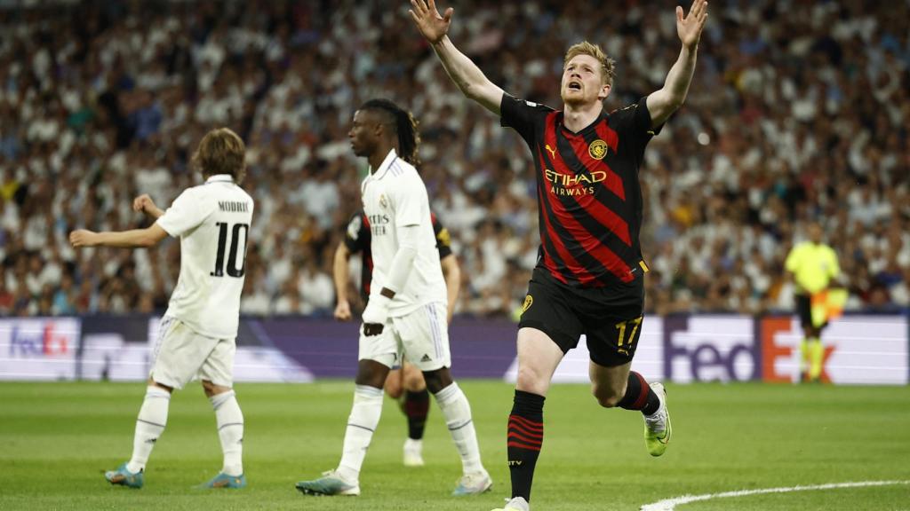 Kevin de Bruyne, alzando los brazos al festejar su gol al Madrid