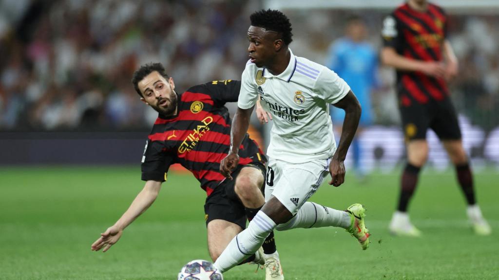 Bernardo Silva, intentando parar a Vinicius Júnior