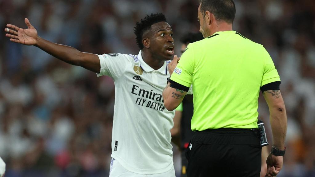 Vinicius Júnior, protestando ante el árbitro portugués Artur Dias