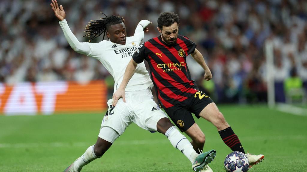 Eduardo Camavinga, en acción con Bernardo Silva