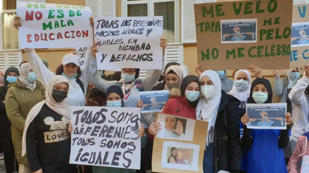 Concentración de familiares y amigos de la menor a las puertas del centro para protestar.