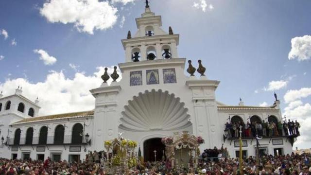 Dos Simpecaos durante su presentación ante la ermita de la Virgen del Rocío.