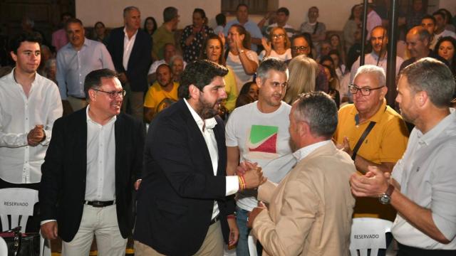 López Miras, este lunes por la noche,  saludando a los vecinos de Mula en un acto de precampaña.
