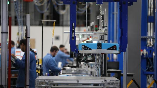 Imagen de unn robot en una planta de Amazon.