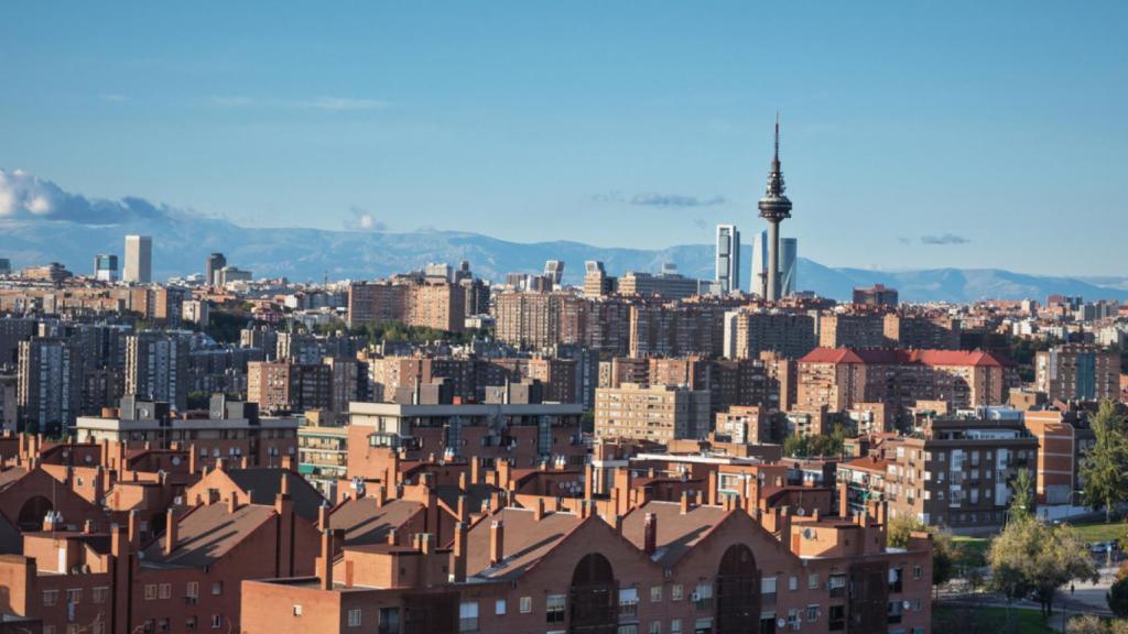 Paisaje urbano de Madrid con algunos de sus edificios emblemáticos de fondo.
