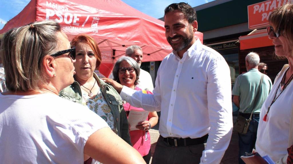 El candidato socialista a la Alcaldía de Málaga, Daniel Pérez, junto a vecinos de Puerto de la Torre.