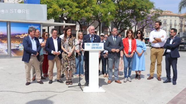 Francisco de la Torre y varios integrantes de su candidatura, en la Plaza de la Marina.