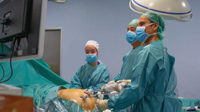 Tres médicos durante una intervención.