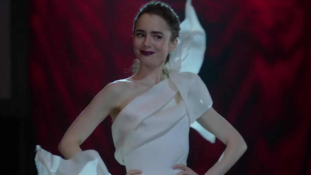 Fotograma de 'Emily en París' donde aparece el vestido de Rolland.