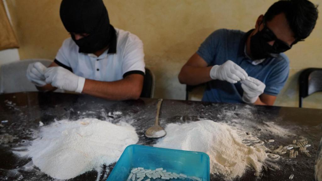 Miembros del Cártel de Sinaloa preparan cápsulas de metanfetamina en Culiacán, este abril.