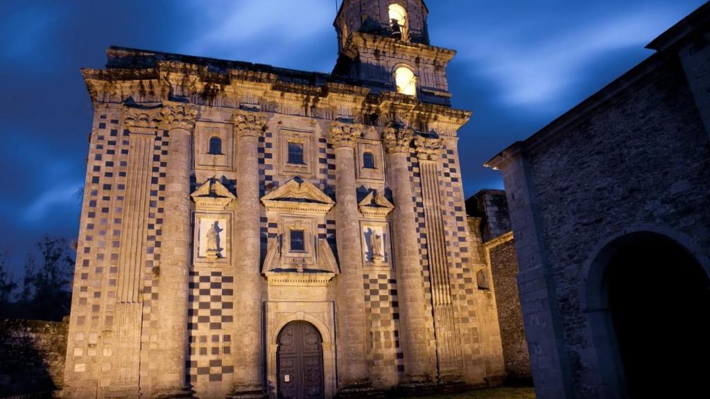 Vista nocturna del Monasterio de Monfero