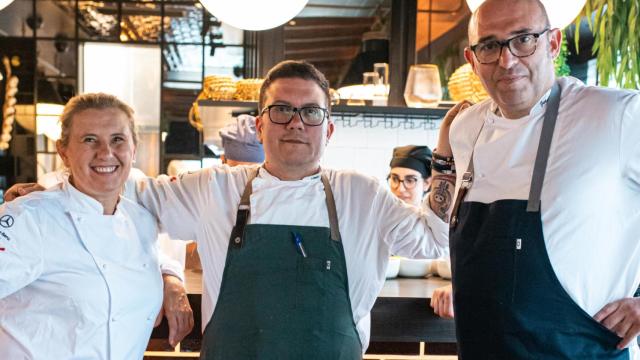 El chef Pablo Pizarro (centro) junto a Juanjo Pérez y Yolanda León, ganadores de la Estrella Michelin.