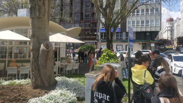 Colas en la plaza de Ourense de A Coruña para comprar las entradas del concierto de Quevedo.