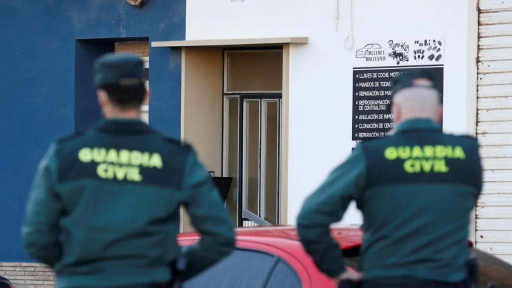 Dos agentes de la Guardia Civil en una intervención.